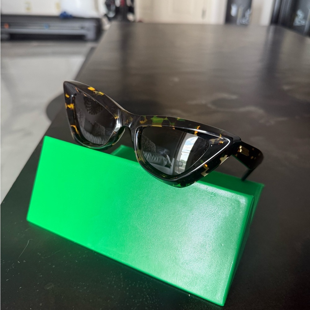 BOTTEGA VENETA BV1101S Tortoise Cat Eye Sunglasses